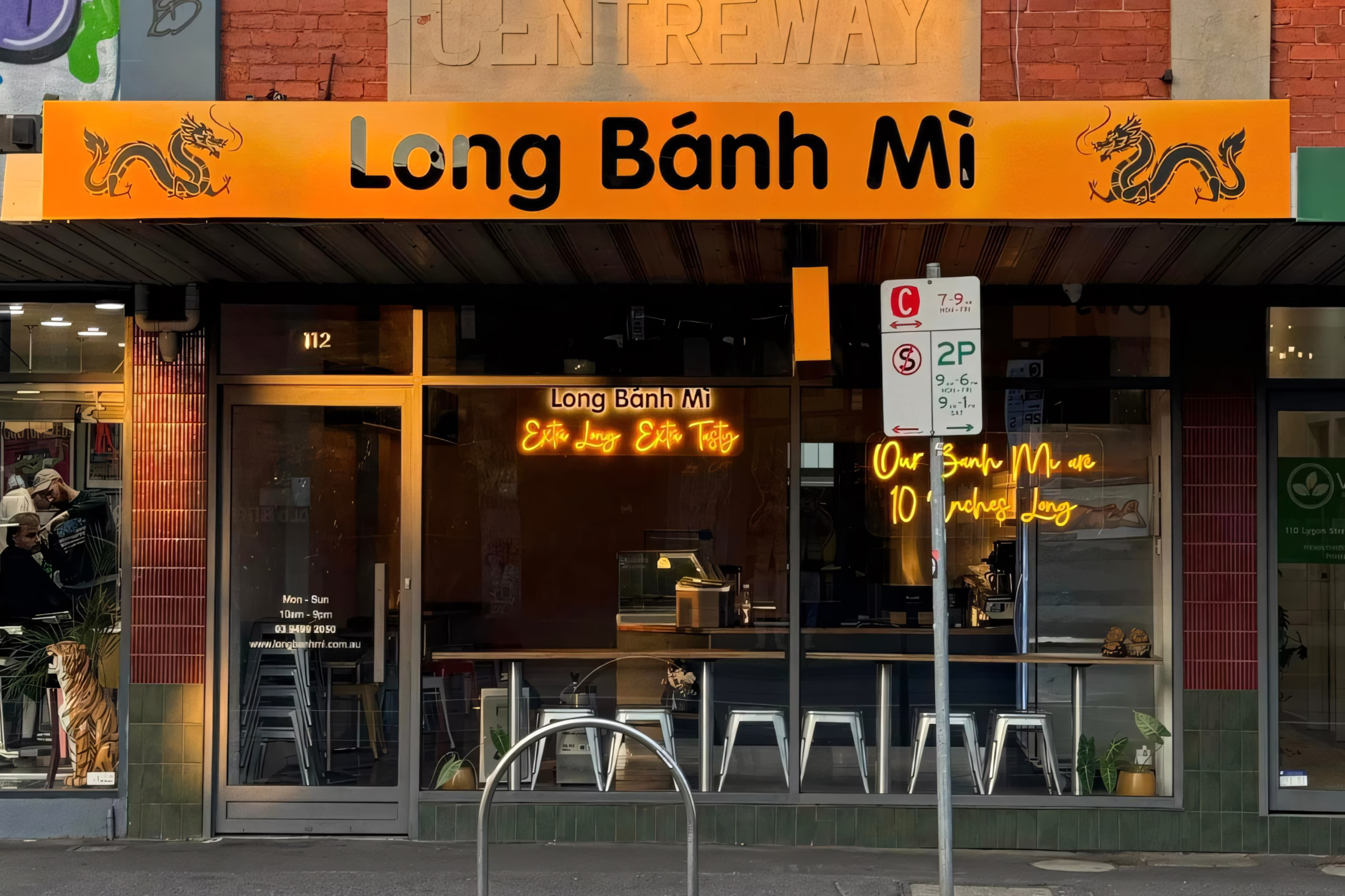Store front of Long Banh Mi